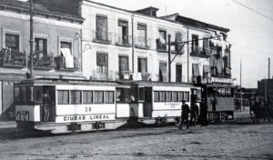 Tranvía de vapor de la Compañía Madrileña de Urbanización, empresa promotora de la famosa Ciudad Lineal diseñada por el arquitecto Arturo Soria. 