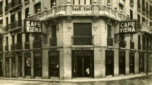 El Café Viena que, existente en la  actualidad y que es también restaurante, está situado en el número  23 de la calle Luisa Fernanda (zona de Princesa).