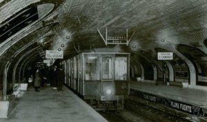 El Metro de Madrid nació en 1919 con 8 estaciones y 4 kilómetros de red de túneles, entre la Puerta del Sol y Cuatro Caminos. En la fotografía, la estación de Chamberí en 1922, ubicada en la línea inaugural, después de que esta línea 1 entre Sol y Cuatro Caminos, se ampliara hasta Atocha en 1921.