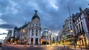 El edificio Metrópolis, situado en la esquina de la calle de Alcalá con el inicio de la Gran Vía, aunque estrictamente hablando no pertenece a esta última, ya que es el número 39 de la calle de Alcalá, sirve de indudable carta de presentación de la Gran Vía. Detrás, con publicidad de la marca Rolex, podemos ver el edificio Grassy (este si es el número 1 de la Gran Vía).