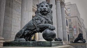 Los leones que flanquean la entrada principal del Palacio de las Cortes, en Madrid, reciben los nombres de Daoíz y Velarde, los héroes del Levantamiento del Dos de Mayo, y ha sido realizados con el bronce que procede de los cañones tomados al enemigo Batalla de Wad-Ras, en la Guerra de África, batalla que terminó con una una gran victoria del ejercito español.