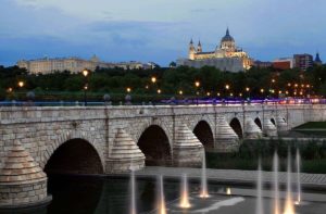 El Puente de Segovia es el más antiguo de los conservados en Madrid, visto desde su lado sur. En la imagen se puede observar los tajamares semicirculares.