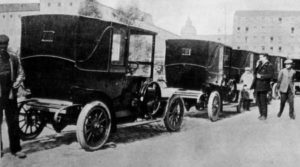 Imagen de los primeros taxis o automóviles públicos que empezaron a prestar servicio el día 29 de marzo de 1909.