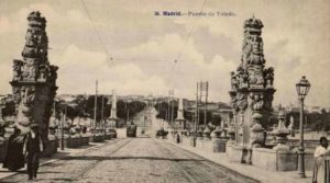 En la imagen se aprecia la pendiente existente entre la Puerta de Toledo y el puente del mismo nombre. El día 28 de mayo de 1952, un tranvia de la línea 31 al descender perdió los frenos, chocando contra el pretil del puente y cayendo al río. El tranvía en la imagen se dirige hacía la Puerta de Toledo (circulaban por la izquierda).