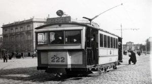 Tranvía circulando por la plaza de Cibeles, con la Puerta de Alcalá al fondo, en 1915.