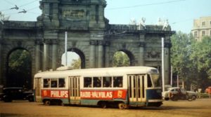 Tranvía FIAT de la serie 1000, último modelo que funcionó en Madrid hasta 1972, a su paso por la Puerta de Alcalá en 1954.