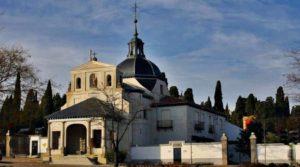 El lugar donde se ubica la ermita fueron unas tierras pertenecientes a Iván de Vargas, patrón de San Isidro. En ella existe un manantial al que se le achacan poderes curativos, y que la tradición popular atribuye a que fue creado por San Isidro, espontáneamente al clavar su aguijada en el suelo, para poder calmar la sed de su patrón, Iván de Vargas. En torno al manantial se edificó la ermita, estableciéndose como santuario dedicado a San Isidro Labrador. En la romería que se celebra el 15 de mayo, es habitual besar beber el agua que sale del manantial.