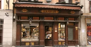 Fachada del restaurante Lhardy en la Carrera de San Jerónimo, muy cerca de la Puerta del Sol