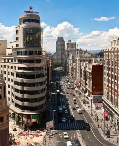 El edificio Carrión (también conocido como Edificio Capitol), uno de los más conocidos del tercer tramo de la Gran Vía, y en el que, desde el año 1.972 está instalado el anuncio luminoso que publicita la marca Schweppes y que, se ilumina según un ciclo predeterminado.