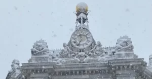 El 17 de agosto de 1889 la Comisión de Obras del Banco acordó colocar un gran reloj sobre el chaflán del nuevo edificio que se estaba construyendo en Cibeles, una pieza que debería tener 'cuerda para ocho días, con rodaje de bronce montado sobre ejes de acero, con péndulo de hierro y madera'. Dede su puesta en marcha ha estado funcionando sin interrupción hasta que en enero de 2021, la borrasca 'Filomena' congeló el reloj por primera vez en sus 130 años de vida (no se había detenido nunca, ni siquiera durante la Guerra Civil). En concreto, fue a las 11:35 de la mañana, del sábado 9 de enero.