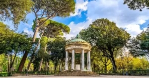 El templete elíptico de El Capricho, que desde las primeras décadas del siglo XIX contiene una escultura del dios Baco, es una las construcciones más destacables y hermosas del parque de la Alameda de Osuna, declarado en 1934 Jardín Artístico, hoy Bien de Interés Cultural como Jardín Histórico. Originalmente, el templete tenía una cúpula de fábrica, pintada en su interior con casetones, que se demolió o derribó alrededor de 1810 y no fue nunca reconstruida.