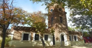 Esta casa, que forma parte del Parque de la Quinta de la Fuente del Berro, es el antiguo pabellón de guardeses del palacete de la Quinta y se encuentra adosada al muro de la puerta de entrada al Parque de la Fuente del Berro (calle de Enrique D'Almonte, 1).