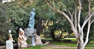 El conjunto escultórico dedicado a Bécquer  fue inaugurado en 1974. Consta de una representación en bronce del poeta y otras dos, realizadas en piedra arenisca, situadas a ambos lados de la figura del escritor: la de la izquierda representa las Rimas y la derecha una escena de su leyenda 'Los ojos verdes'.