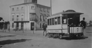 En esta fotografía de 1910, se ve que el tranvía nª7, que unía Madrid con los pueblos de Chamartín de la Rosa y de Fuencarral, tenía parada a la puerta del hotel.