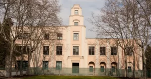 En la zona alta el arquitecto César Cort Botí construyó un palacete de estilo funcionalista que se puede observar en su fachada sobria. Allí estableció su residencia habitual, hasta que tuvo una caída en las escaleras del mismo. Entonces decidió cerrar el edificio y desplazarse a la Torre del Reloj, inmueble que encontrareis a escasos metros y que se construyó, inicialmente, con la intención de ser la residencia familiar de verano.